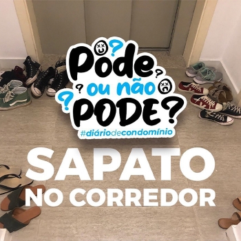 Sapatos no corredor do condomínio